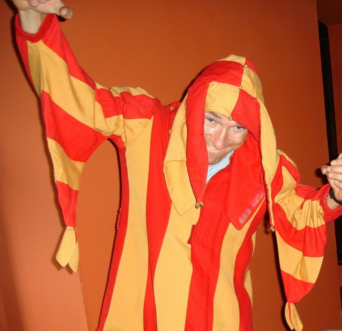 Zu sehen ist ein herumhüfender und frech dreinschauender Gaukler mit mittelalterlichem Kostüm als Metapher dass nicht alle Webklicks immer ernsthaft sind