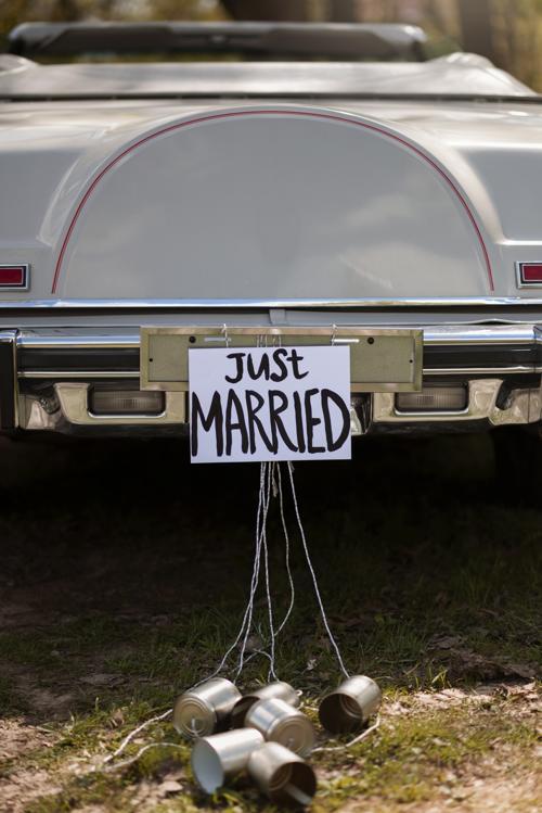 Zu sehen ist ein Autoheck mit einem "Just Married" Schild und ein paar angehängten Blechdosen - als Teaser für den Blogartikel zu Brutto-Netto-Unterschieden von Österreich und Deutschland (wo Heiraten ja einen Unterschied macht)