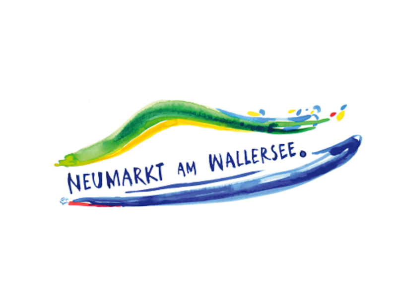 Das Logo der Stadt Neumarkt am Wallersee wurde vom Künstler Hans Weyringer gestaltet - einem Sohn dieser Stadt. Es zeigt stilisiert den See und sanftes Hügelland mit dem Schriftzug "Neumarkt am Wallersee"